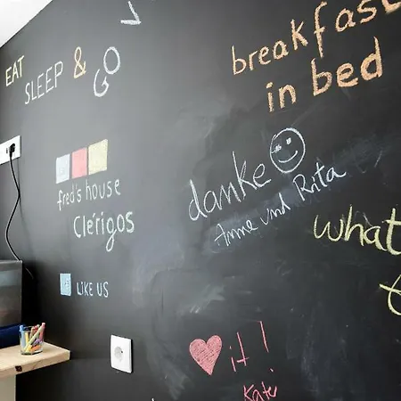 Fred's House Clerigos بيت ضيافة *